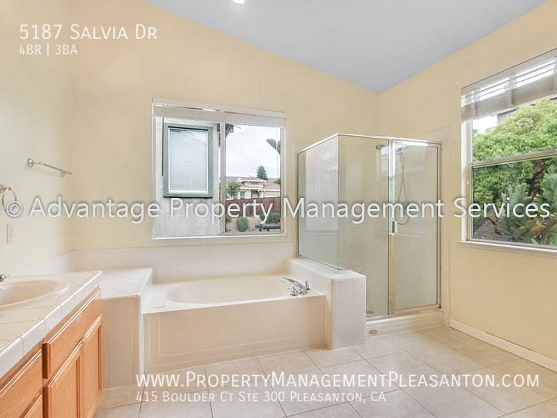 Spacious 4 bed, + office, 3 bath 2992 sq ft. home located in Five Can property image