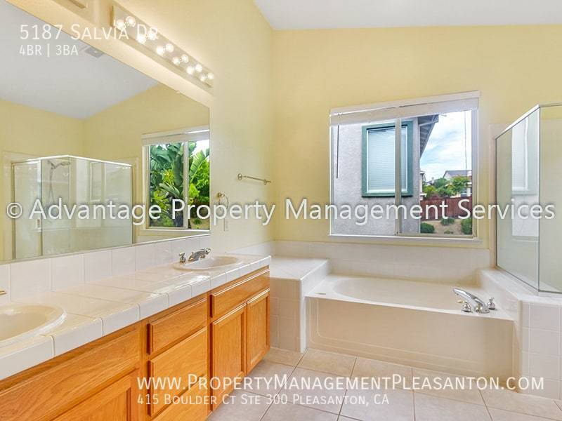 Spacious 4 bed, + office, 3 bath 2992 sq ft. home located in Five Can property image