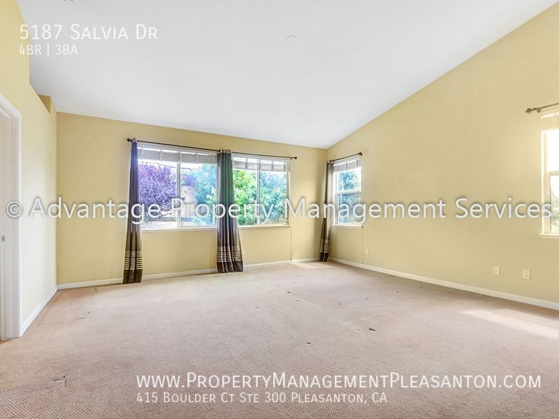 Spacious 4 bed, + office, 3 bath 2992 sq ft. home located in Five Can property image