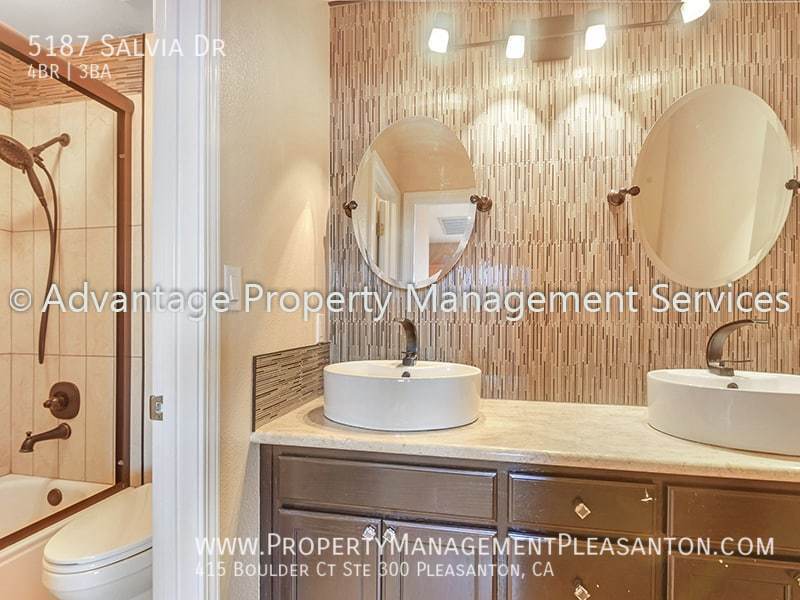 Spacious 4 bed, + office, 3 bath 2992 sq ft. home located in Five Can property image
