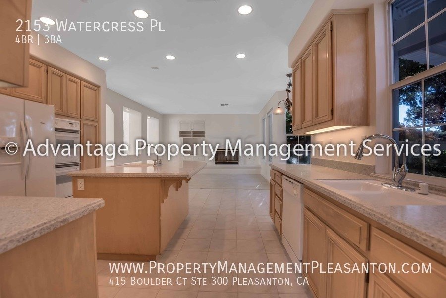 Spacious 4 Bed, 3 Bath, 2,811 sq. ft. SFR near Bridges property image