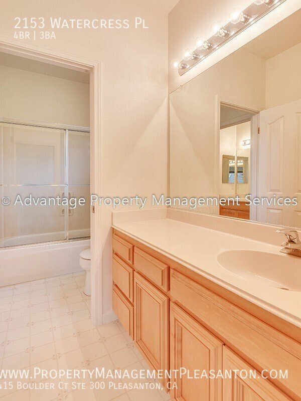 Spacious 4 Bed, 3 Bath, 2,811 sq. ft. SFR near Bridges property image