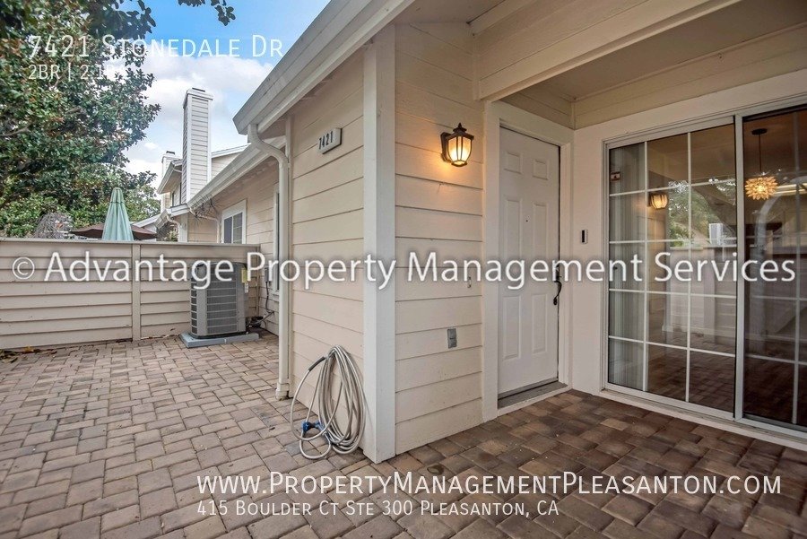 Nice 2 bed/2.5 bath 1,502 sq ft Townhome Across from Stoneridge Mall property image