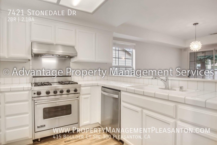 Nice 2 bed/2.5 bath 1,502 sq ft Townhome Across from Stoneridge Mall property image