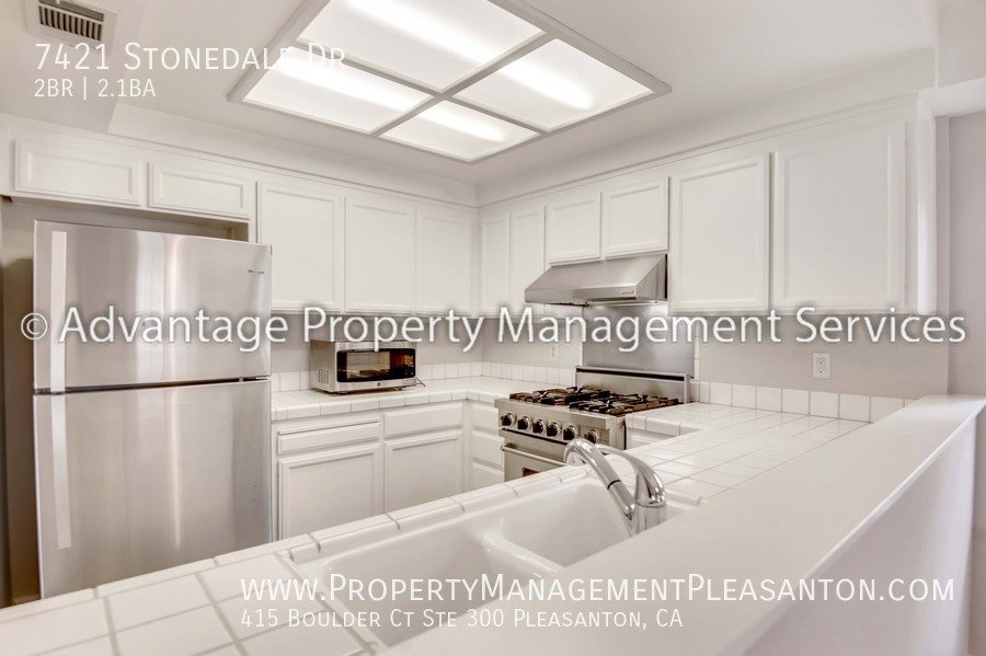 Nice 2 bed/2.5 bath 1,502 sq ft Townhome Across from Stoneridge Mall property image