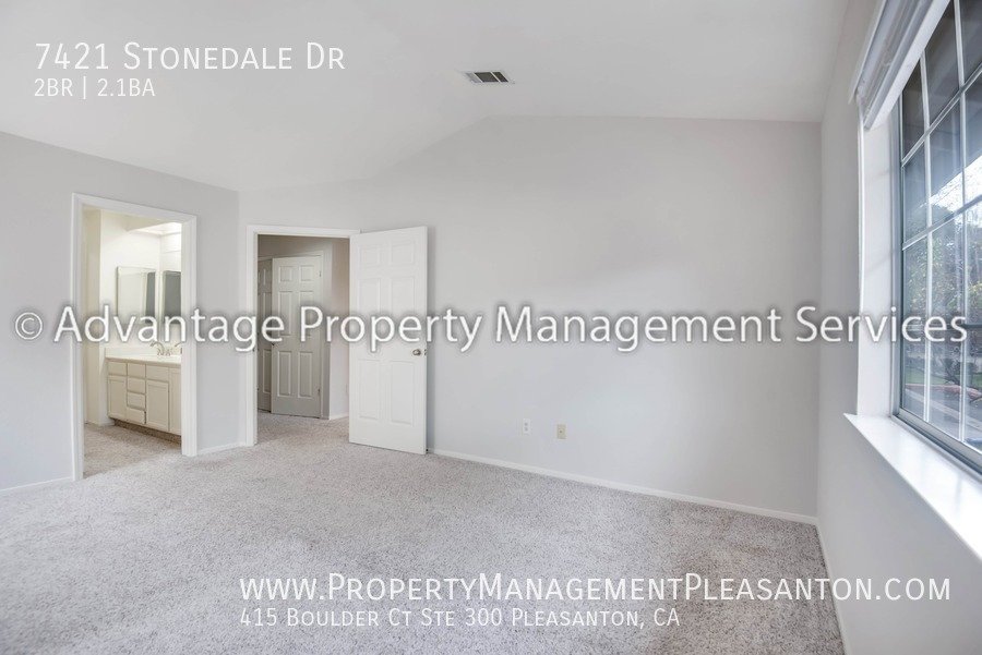 Nice 2 bed/2.5 bath 1,502 sq ft Townhome Across from Stoneridge Mall property image