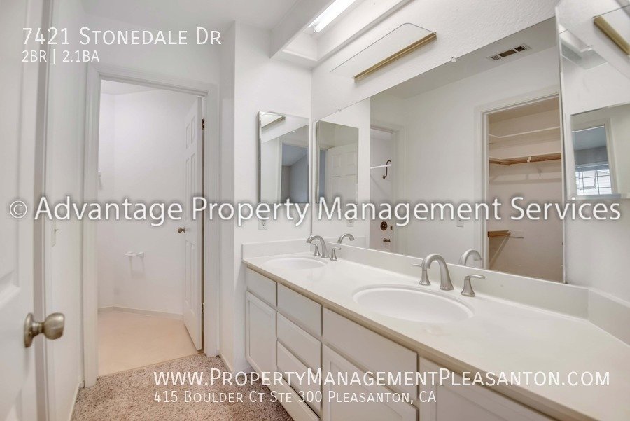 Nice 2 bed/2.5 bath 1,502 sq ft Townhome Across from Stoneridge Mall property image