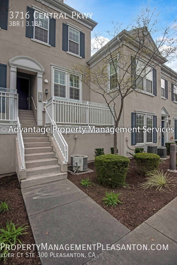 Tri-Level 3 Bed/3.5 Bath 1,634 sq ft Townhome Next to Emerald HS property image