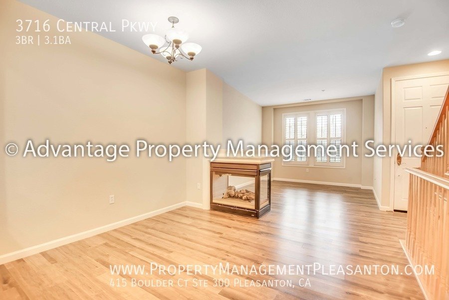 Tri-Level 3 Bed/3.5 Bath 1,634 sq ft Townhome Next to Emerald HS property image