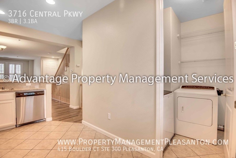 Tri-Level 3 Bed/3.5 Bath 1,634 sq ft Townhome Next to Emerald HS property image