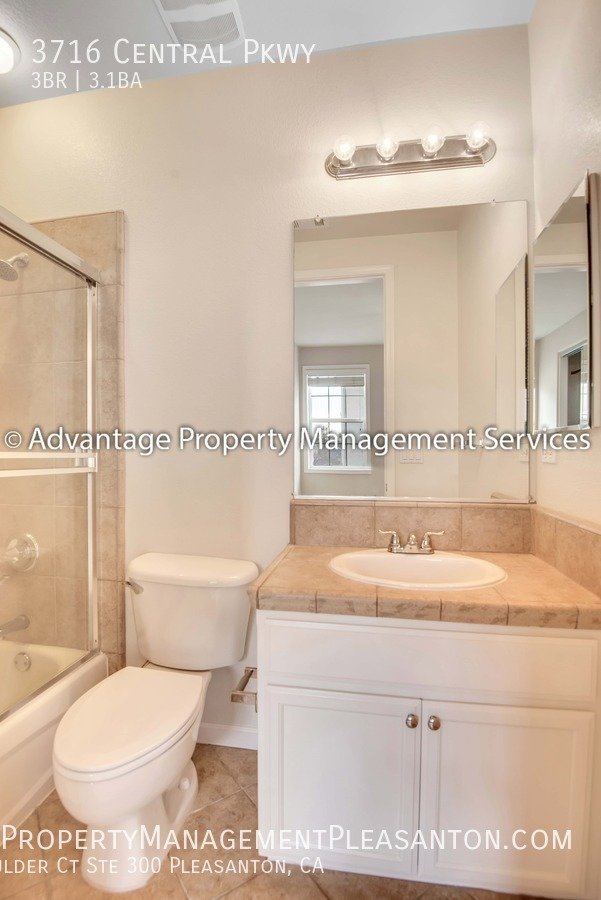 Tri-Level 3 Bed/3.5 Bath 1,634 sq ft Townhome Next to Emerald HS property image