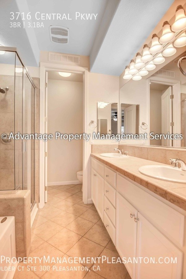 Tri-Level 3 Bed/3.5 Bath 1,634 sq ft Townhome Next to Emerald HS property image