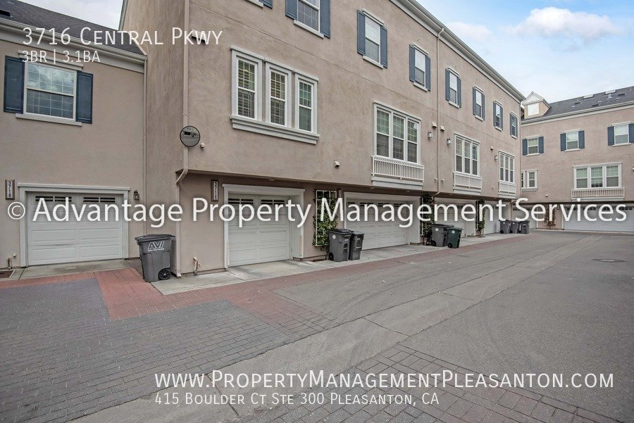 Tri-Level 3 Bed/3.5 Bath 1,634 sq ft Townhome Next to Emerald HS property image