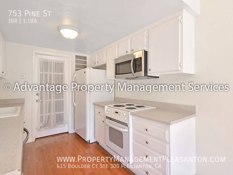 3 bedroom, 1.5 bathroom townhouse property image