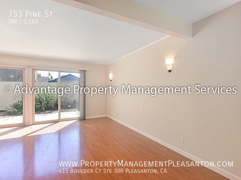 3 bedroom, 1.5 bathroom townhouse property image