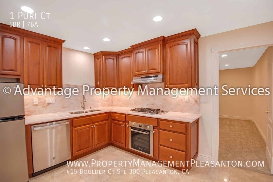 Unique 6 Bed, 7 bath, 8,000 sq ft with indoor pool property image
