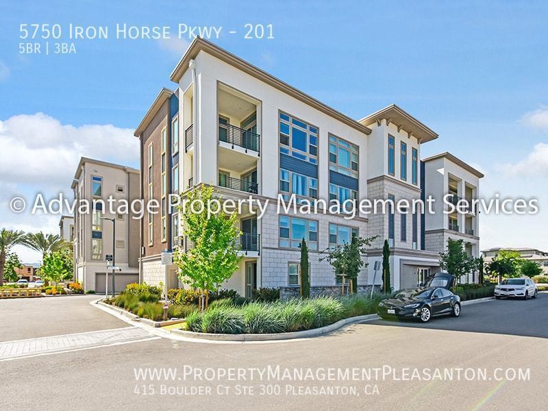 Luxury 5 bedroom, 3 bathroom, 2,904 sq. ft. Condo property image