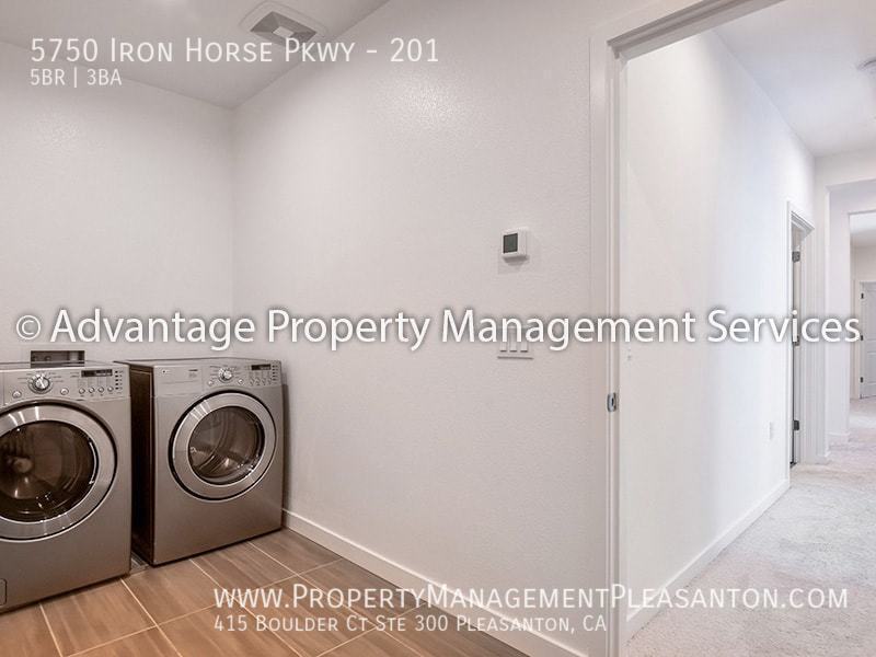 Luxury 5 bedroom, 3 bathroom, 2,904 sq. ft. Condo property image