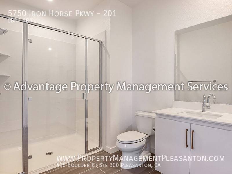 Luxury 5 bedroom, 3 bathroom, 2,904 sq. ft. Condo property image