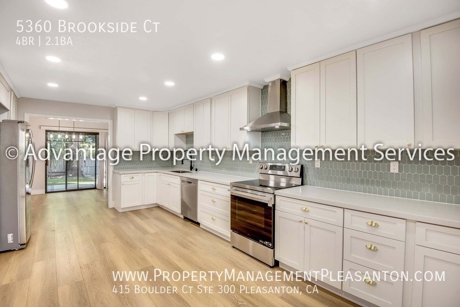 Lovely 4 bed/2.5 bath 2,119 sq ft Townhome Across from Stoneridge Mall property image