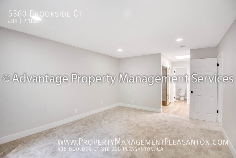 Lovely 4 bed/2.5 bath 2,119 sq ft Townhome Across from Stoneridge Mall property image