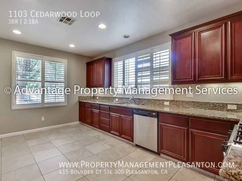 3 bed, 2.5 bath Townhouse near Safeway in Gale Ranch property image