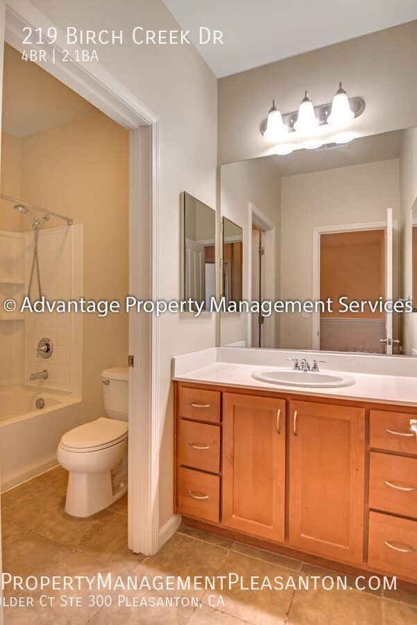 Lovely Tri-Level 3-Bed w/ Office, 2.5-Bath by Downtown Pleasanton property image