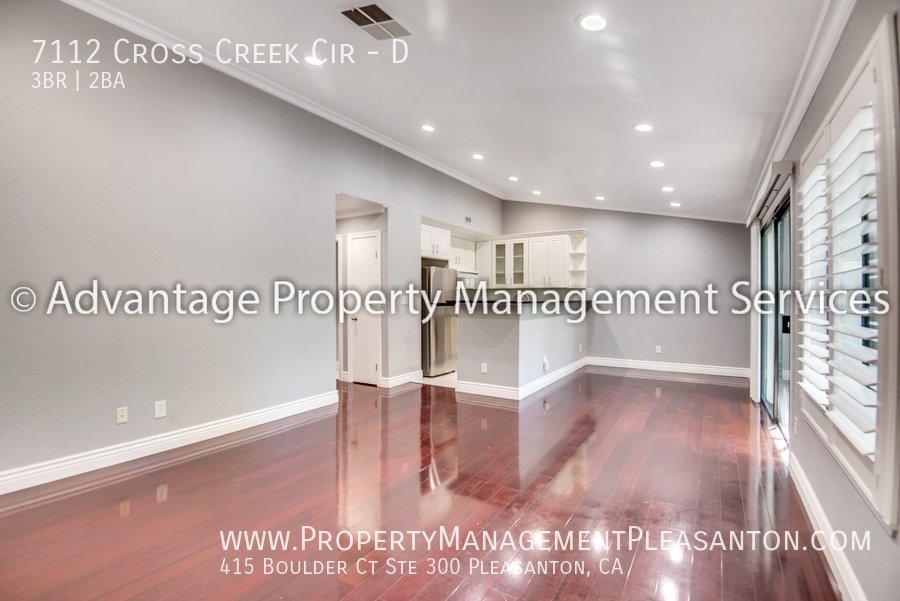 Top Floor 3 bed / 2 bath, 1,070 sq ft condo near Iron Horse Trail property image