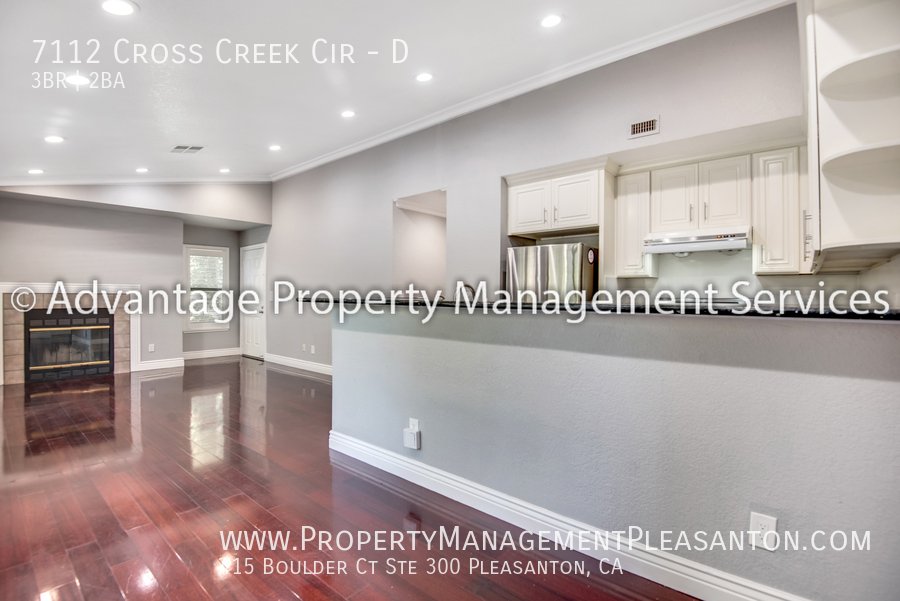 Top Floor 3 bed / 2 bath, 1,070 sq ft condo near Iron Horse Trail property image