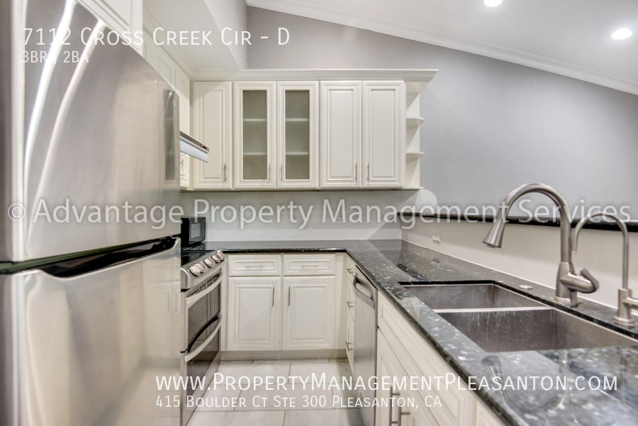Top Floor 3 bed / 2 bath, 1,070 sq ft condo near Iron Horse Trail property image