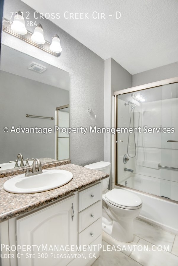 Top Floor 3 bed / 2 bath, 1,070 sq ft condo near Iron Horse Trail property image