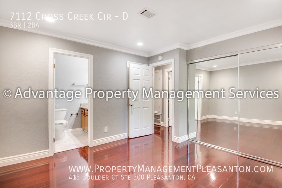 Top Floor 3 bed / 2 bath, 1,070 sq ft condo near Iron Horse Trail property image