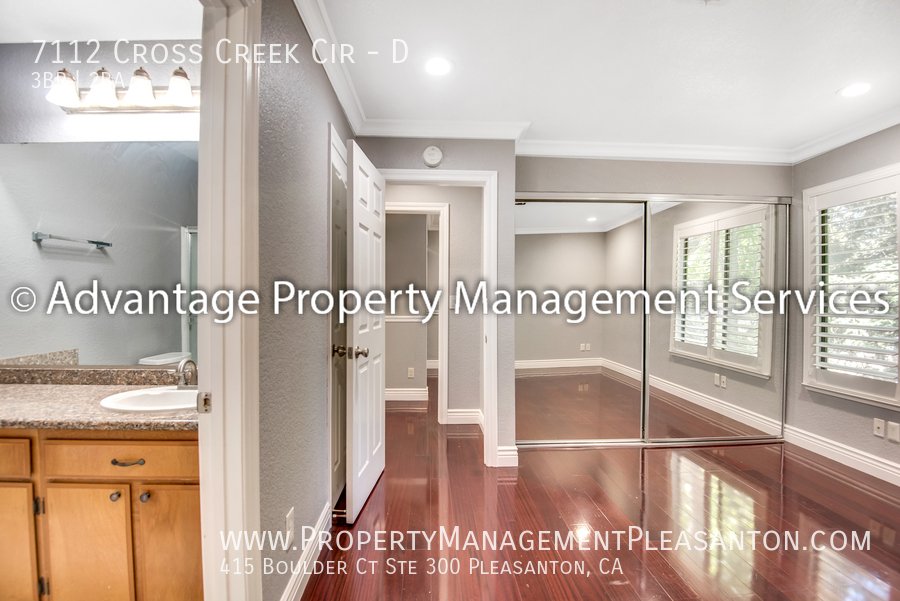 Top Floor 3 bed / 2 bath, 1,070 sq ft condo near Iron Horse Trail property image