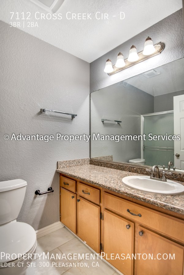 Top Floor 3 bed / 2 bath, 1,070 sq ft condo near Iron Horse Trail property image