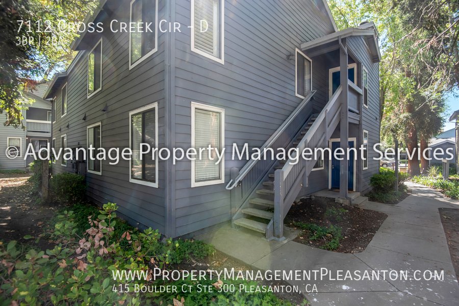 Top Floor 3 bed / 2 bath, 1,070 sq ft condo near Iron Horse Trail property image