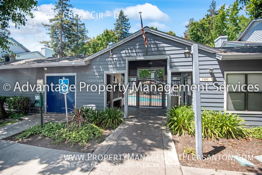 Top Floor 3 bed / 2 bath, 1,070 sq ft condo near Iron Horse Trail property image